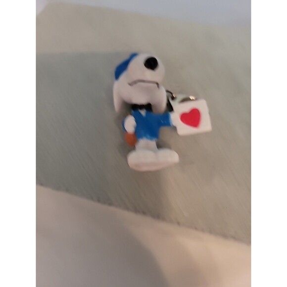 Vintage Peanuts UFS Snoopy Mailman holding Valentine Card W/Heart Keychain 2.5" - Picture 11 of 13